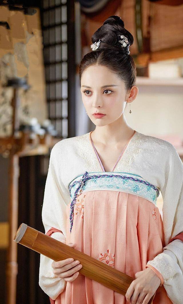 《风起霓裳》古力娜扎12个造型,唐装都好漂亮,就是表情太木讷了_琉璃