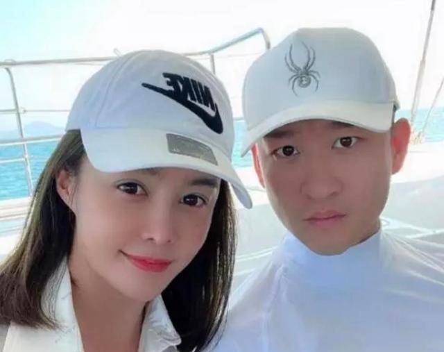 据悉,曹云金女友叫王涵,是1987年生人的网红妹子,比男友曹云金只小一