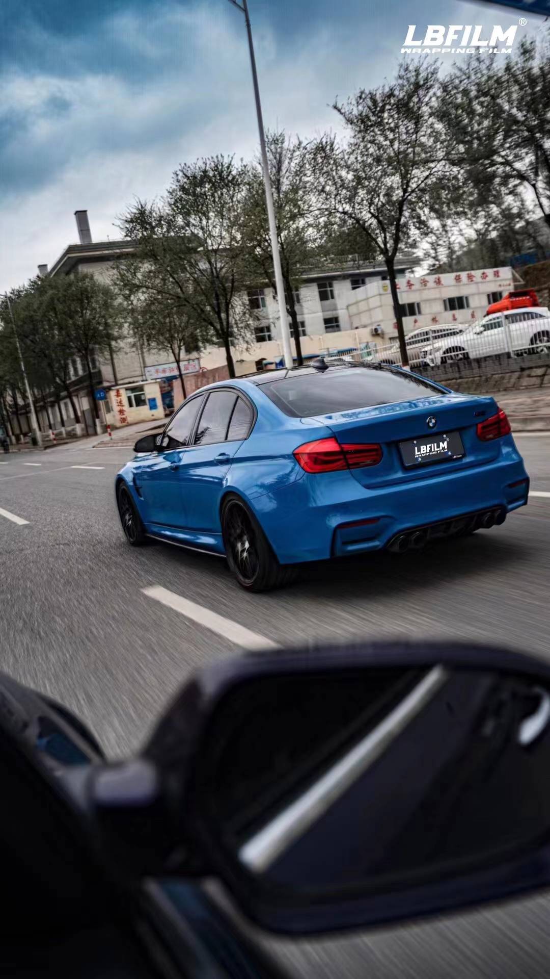 宝马3系lb改色膜高亮阿布扎比蓝,透明的澄澈的蓝色_搜狐汽车_搜狐网