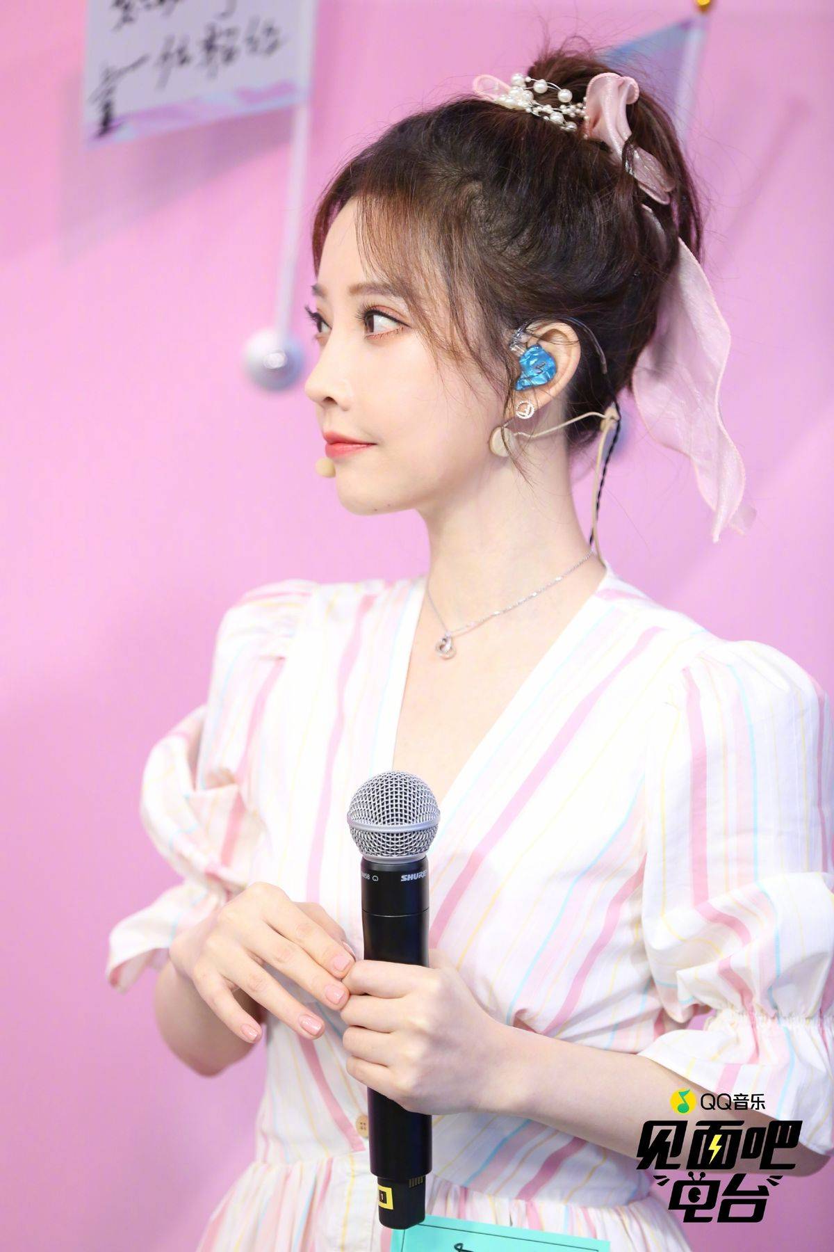 下半年的晚会应该会更多,粉丝都非常期待冯提莫能够在