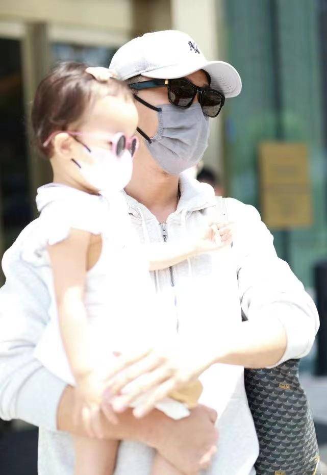 自背保姆包全程护娃,老婆穿露脐装秀脐钉像走秀_时尚_好身材_女性
