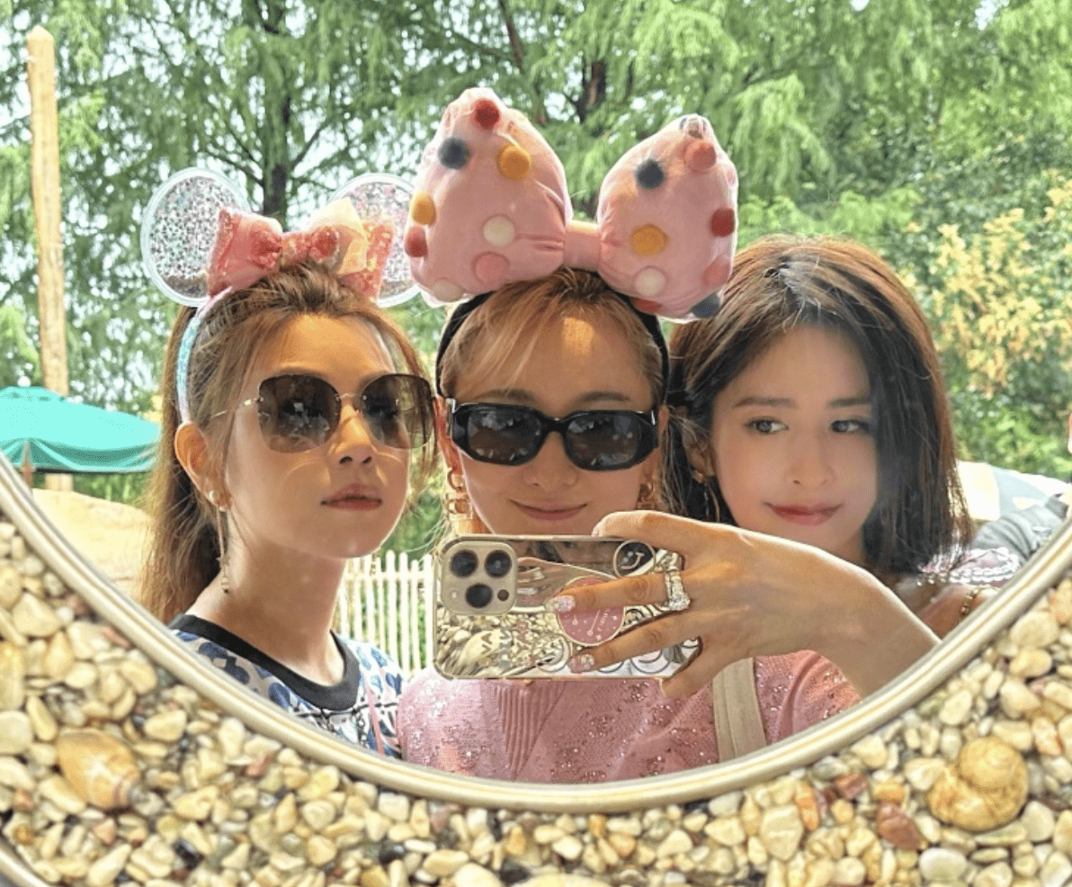 陈妍希颖儿带娃同游迪士尼,小星星睫毛又长又密,小月亮很像付辛博_带