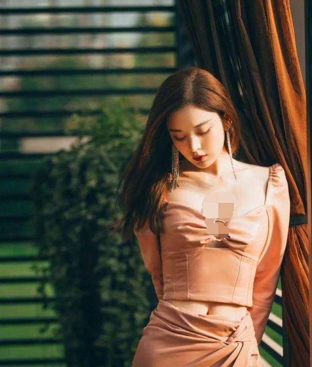 古力娜扎穿低胸装参加活动,胸前环扣设计太性感,网友:好辣好美_身材