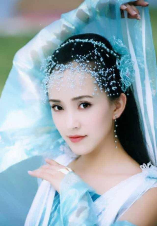 古装美女额间发饰更加吸引眼球,粉衣配粉色额间发饰迷人极了_乘客