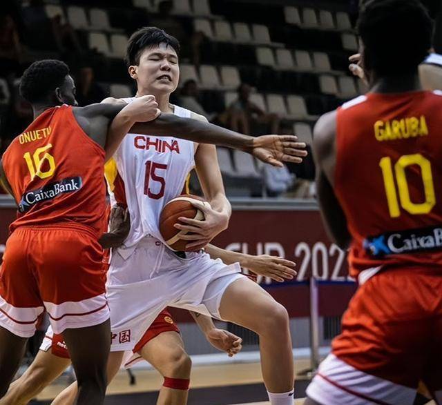 男篮世青赛中美对决,对方没有中锋,应重用杨瀚森,打半场阵地战_进攻