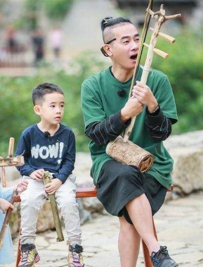 近照,与小伙伴凹造型不服输,随性不羁的表情太像爸爸_jasper_变化