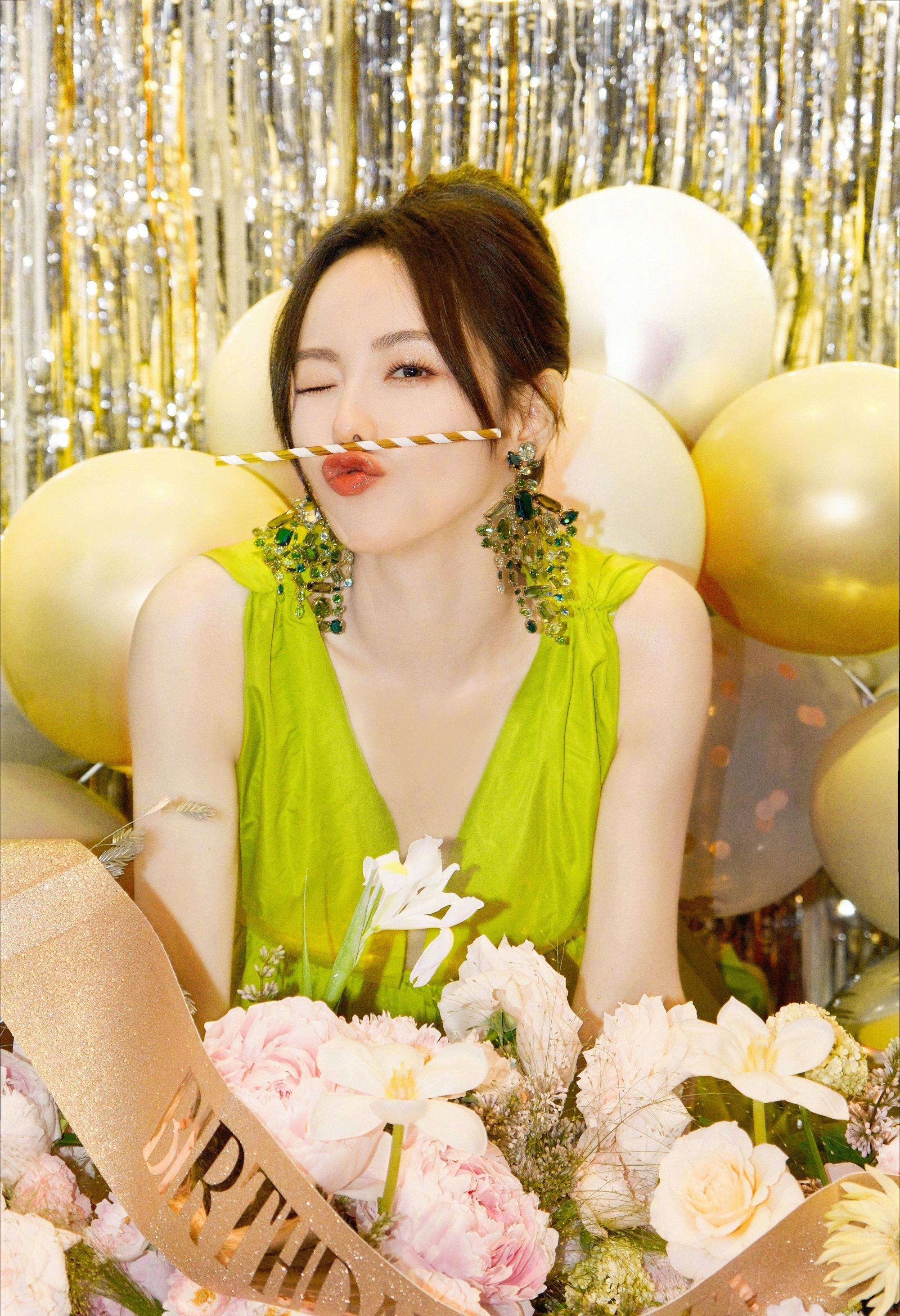 张嘉倪绿色v领连衣裙时尚写真_美得_眼睛_一身