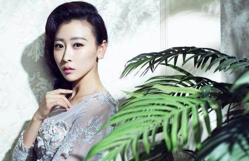 出演床戏引热议,穿比基尼上综艺,身材不输杨幂,33岁的她还单身_毛俊杰