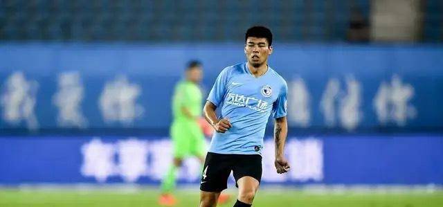 曝中甲球队为冲超想挖大连人飞翼,已揽入两国脚野心大_深圳_李帅_本
