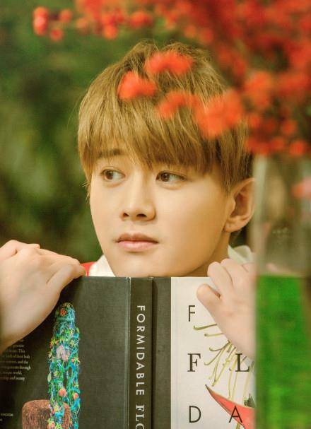 任嘉伦过往非主流造型被扒出,经常因为年轻时的"过往"被调侃_tony