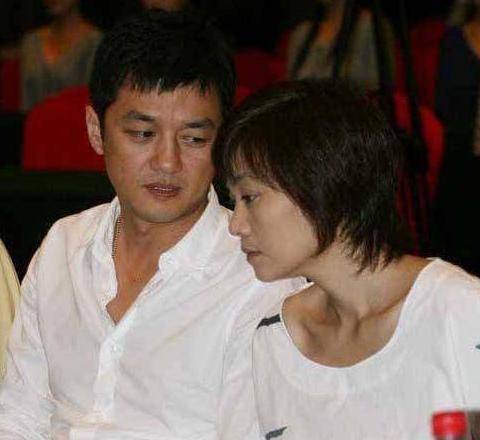 王菲李亚鹏疑似复合,一前一后现身公寓,离开时神态轻松心情大好