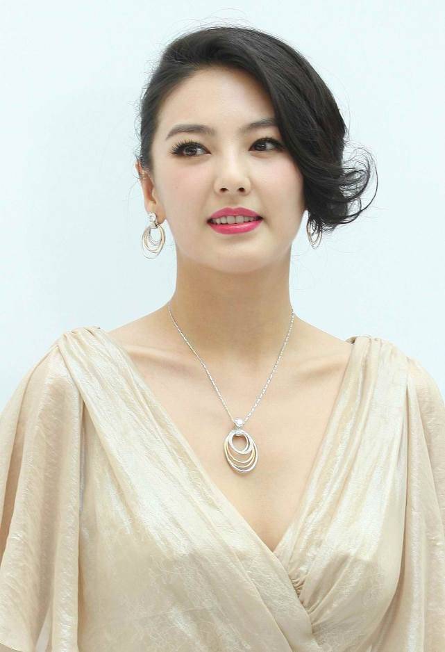 张雨绮晒运动照大晒马甲线,身材甚佳仿如20岁!_微博_外貌_衬衣