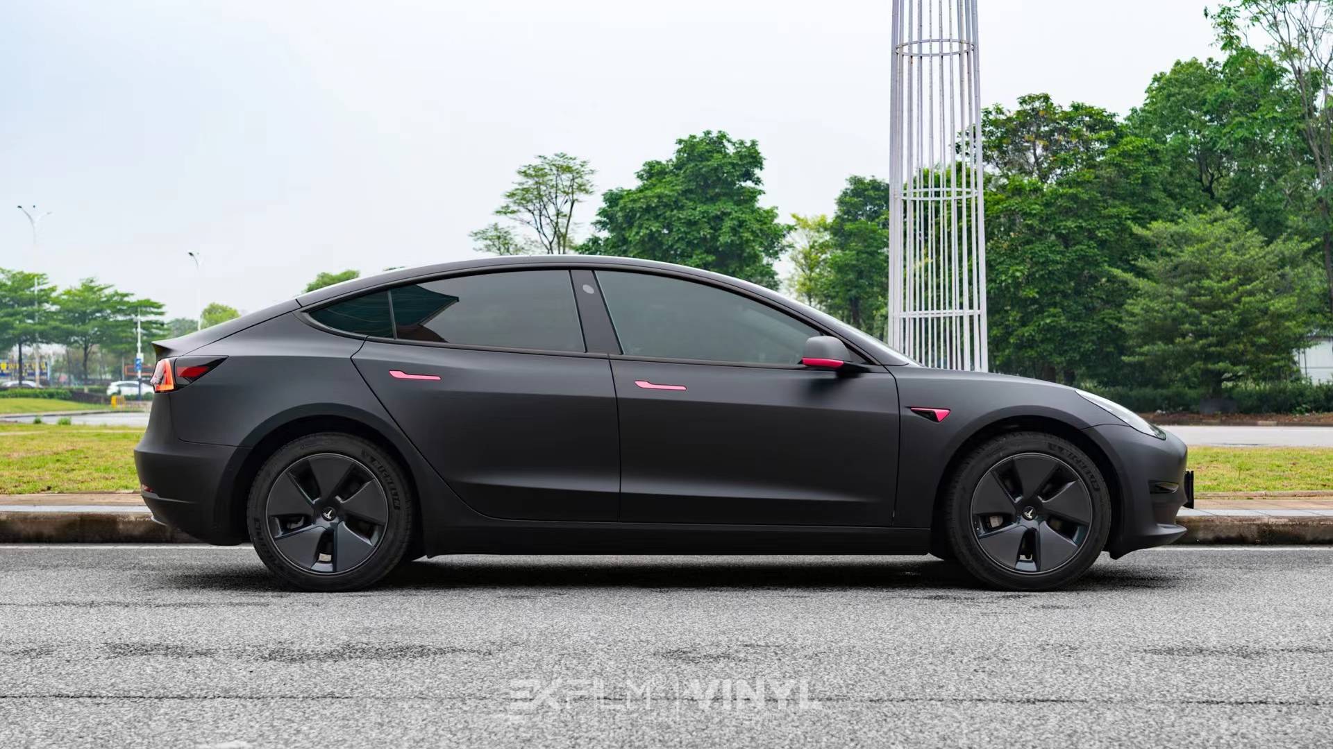 特斯拉model3-ekfilm改色膜哑光黑粉,加上粉色的点缀焕然一新!