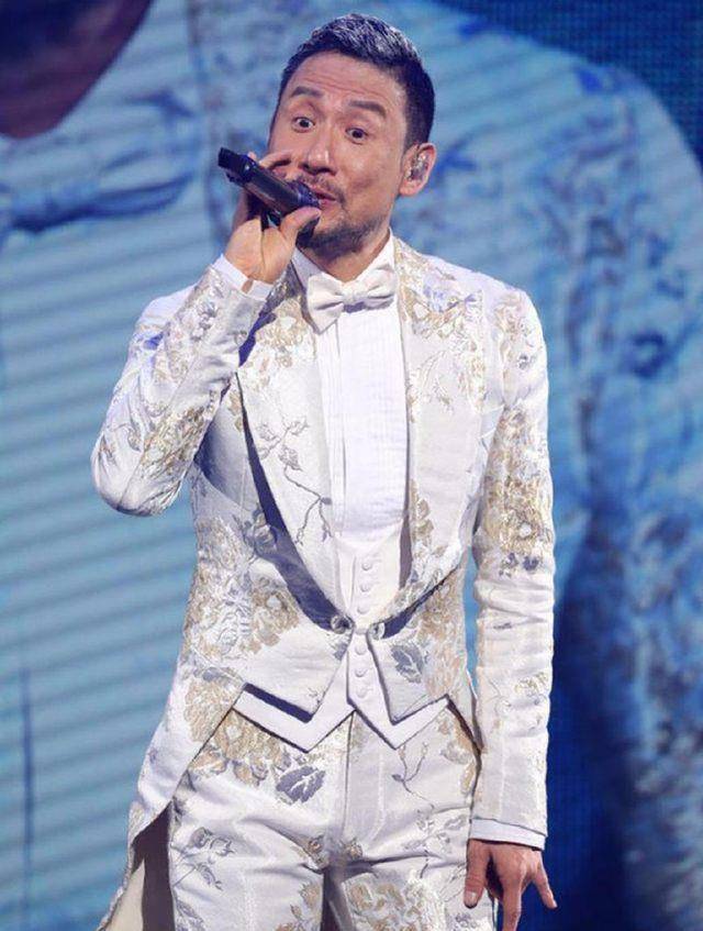 歌神张学友演唱会的舞台风范,最爱白色系,舞台最耀眼的焦点