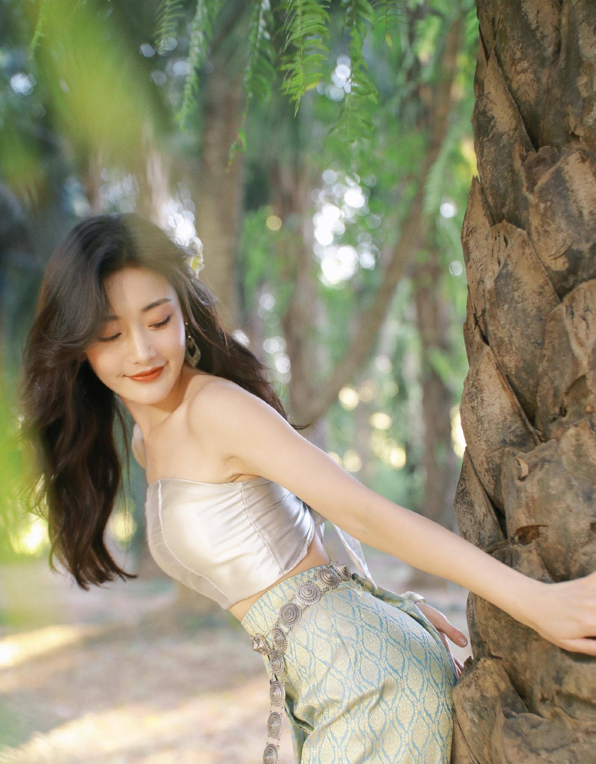 东方"玛丽莲梦露"——萌露晒出魔鬼身材美照,宛如18岁少女_孟璐