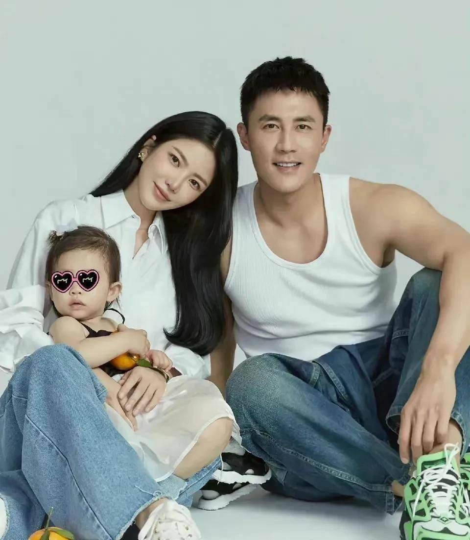 杜淳老婆王灿罕晒全身照,腿又细又白堪比女明星,短发更像宋慧乔_女孩