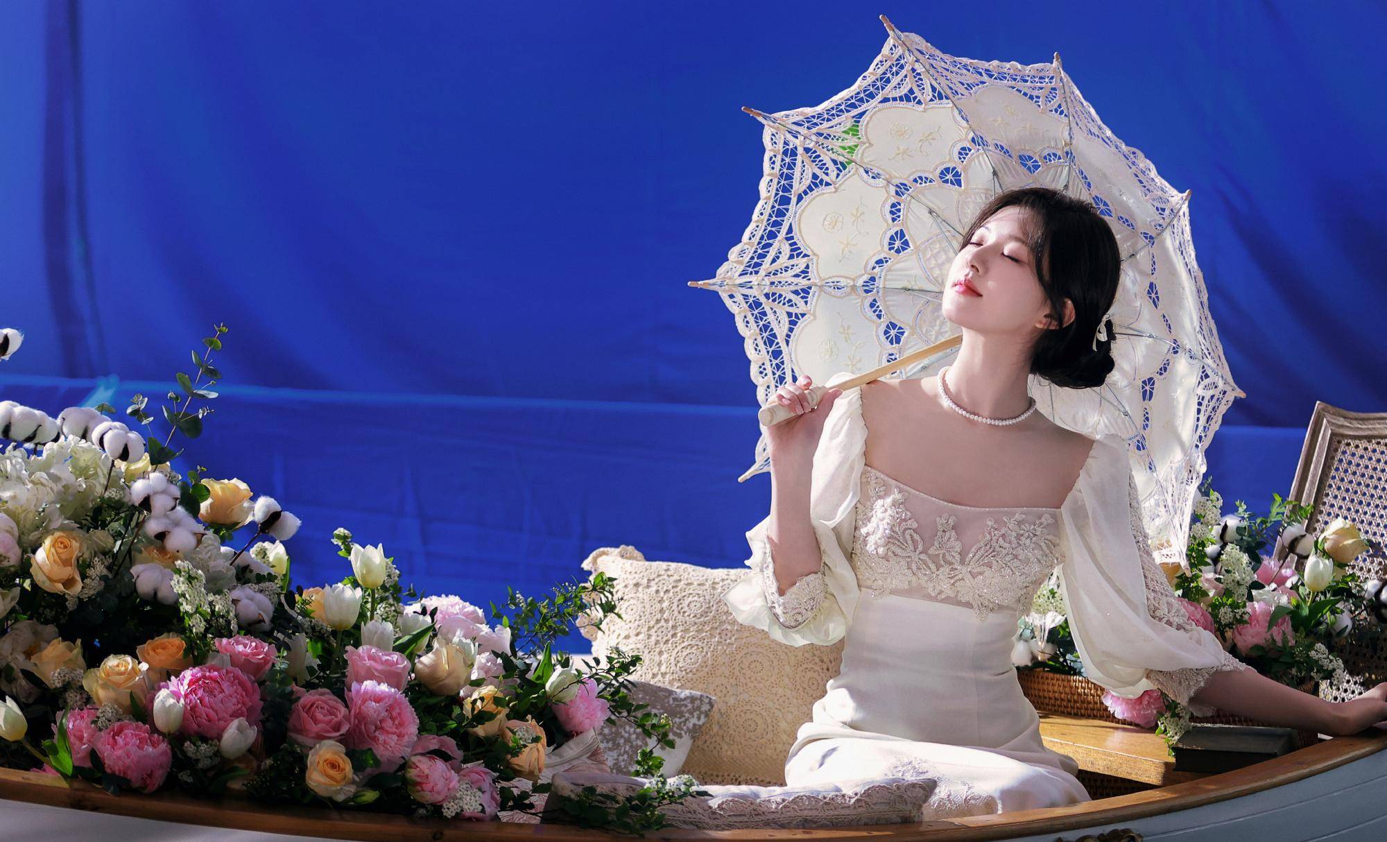 赵露思儿童节商务照,白色时尚纱裙搭配简单的扭发和首饰,温馨又温馨