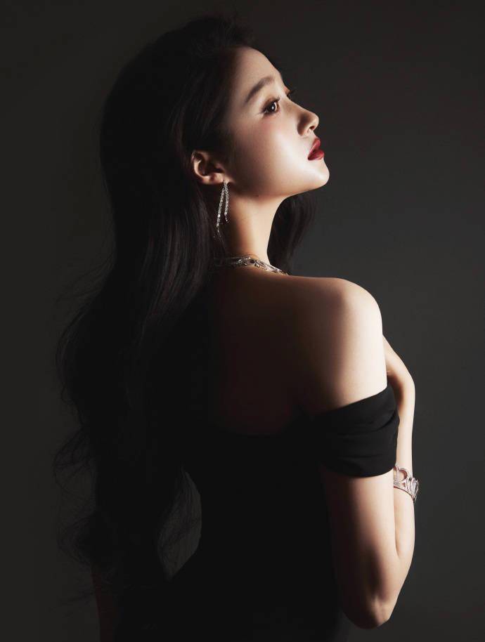 简单的黑色连衣裙,充满个人风格!看看关晓彤是怎么打扮的!