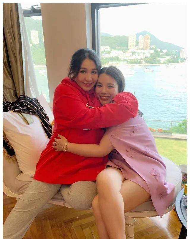 何超盈百亿闺蜜团成员的她,坐拥百万粉丝,豪宅大到像逛公园_余晚晚