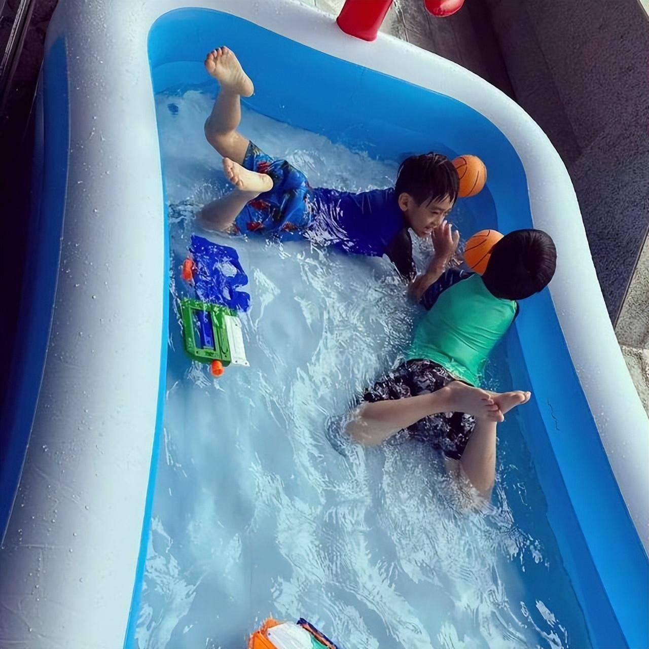 林志颖的"上亿豪宅":大院子种满花草,客厅超大奢华,三个儿子太幸福!