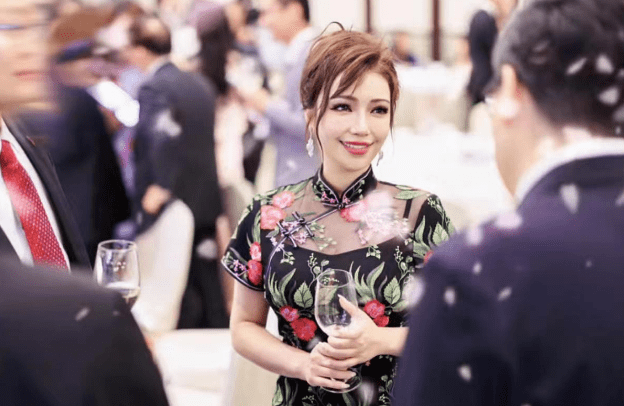 央视名嘴维妮娜告别主持生涯!
