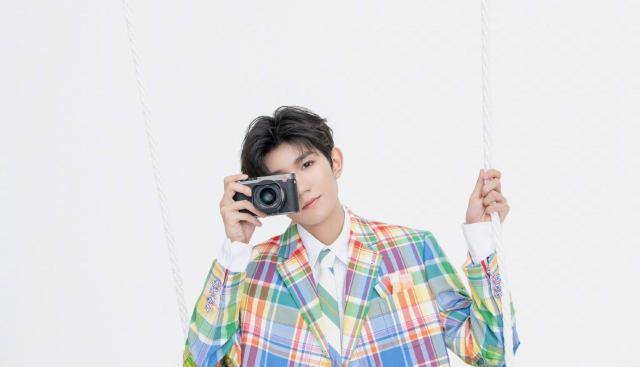 王源穿彩色格纹西装,携歌曲《彩虹云朵》告白,句句歌词甜掉牙_景甜