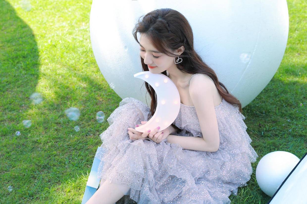 徐璐终于舍得"秀身材",穿黑色亮片连衣裙时尚优雅,高挑有型_设计_金色