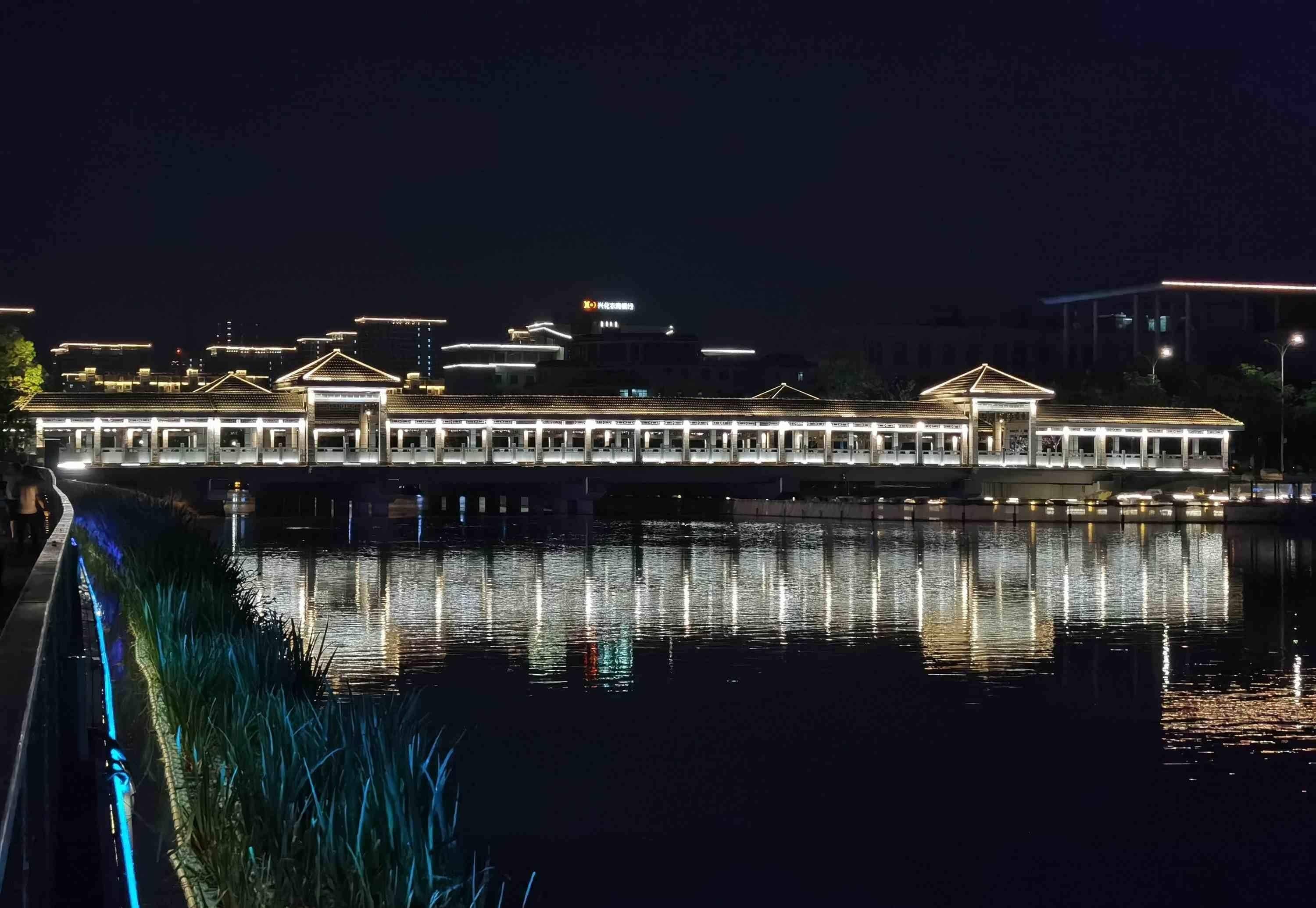 兴化:昭阳湖公园-"城市绿肺" 夜晚令人流连忘返的亮化景观_玻璃_游客