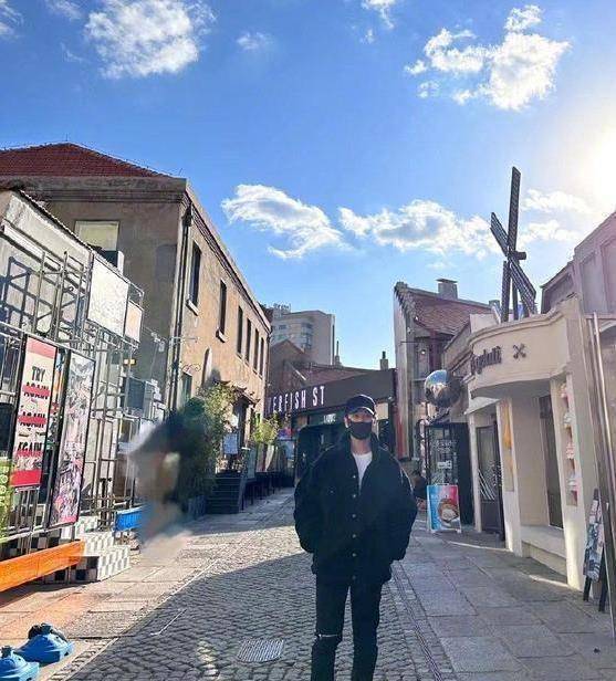黄晓明身体康复已出院,孤身一人闲逛青岛老城区,走胡同忆童年_生活_小