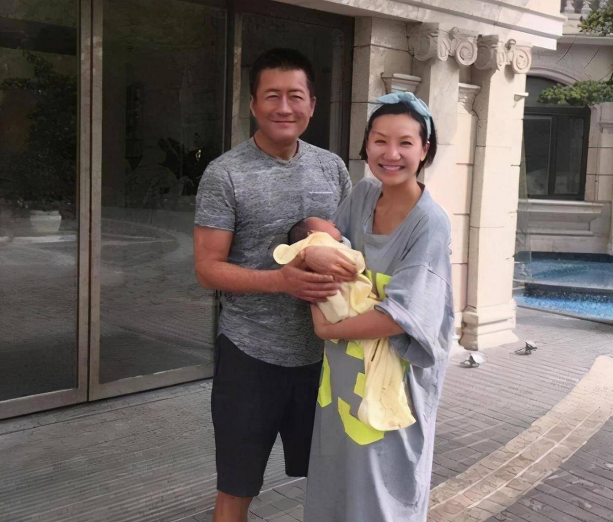 姜山前夫高曙光带着美丽的妻子看海,夫妻俩笑着过着甜蜜的日常_姜珊