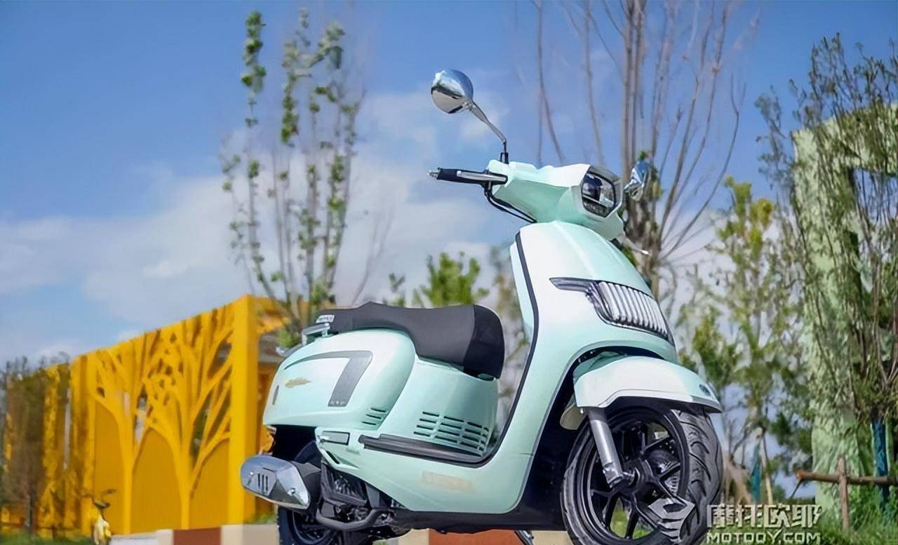 试驾体验国产最低座复古踏板-雅典娜女神150