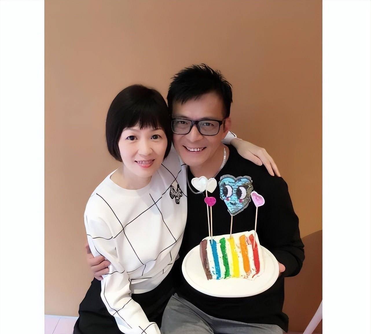 黄日华罕见现身,和女儿一起庆祝61岁生日,笑容满面状态不错_梁洁华