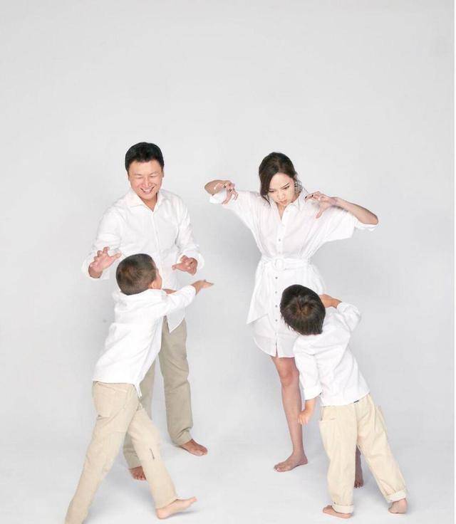 侯佩岑久违晒一家四口,老公罕见出镜,画面温馨幸福_女神_网友_儿子