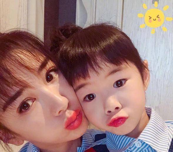 黄奕开心炫耀女儿会滑雪了,网友:从小培养十八般武艺_张柏芝_成长