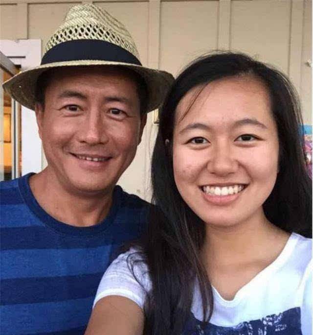 姜山前夫高曙光带着美丽的妻子看海,夫妻俩笑着过着甜蜜的日常_姜珊