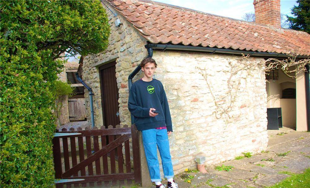 蓝眼睛惊艳世界,6年后会发生什么_威廉·米勒_照片_澳大利亚