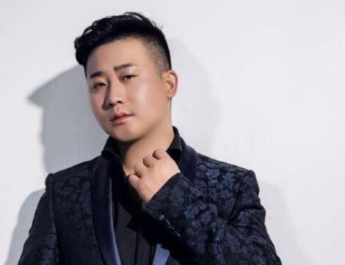 丫蛋与二婚老公罕见同框,亲密依偎满脸笑,小鹏飞怀抱女儿太温馨_夫妻