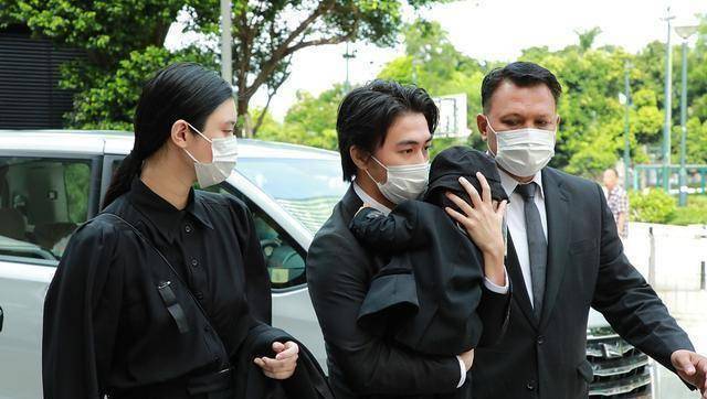 何猷龙捧着父亲遗像,何猷君痛哭,二太蓝琼缨身体不适提前离开_葬礼_何