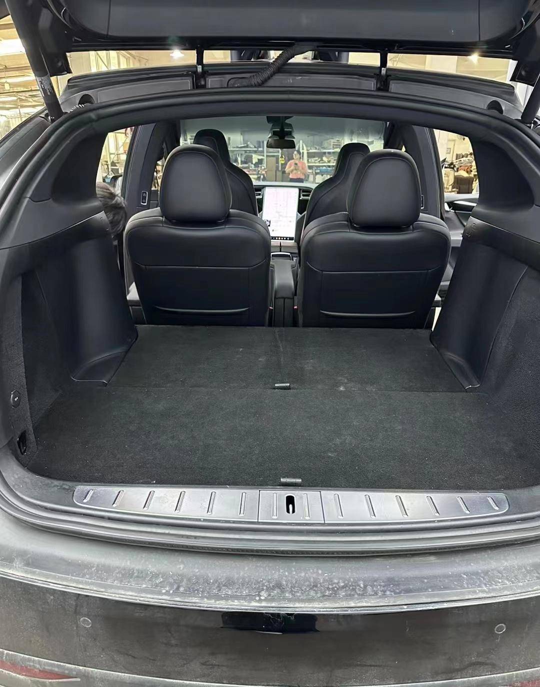 特斯拉model x 5座改4座 解决了安全带接口"卡腿"的问题_搜狐汽车