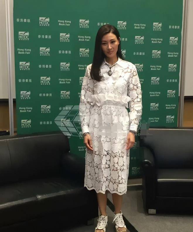 李嘉欣和陈玉莲同框,同穿一身白衣气质大不同,差10岁却像两代人_白色