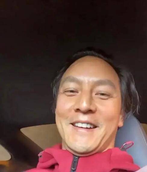 吴彦祖陷秃顶危机,发际线后移撞脸苏大强,帅哥发生了啥?