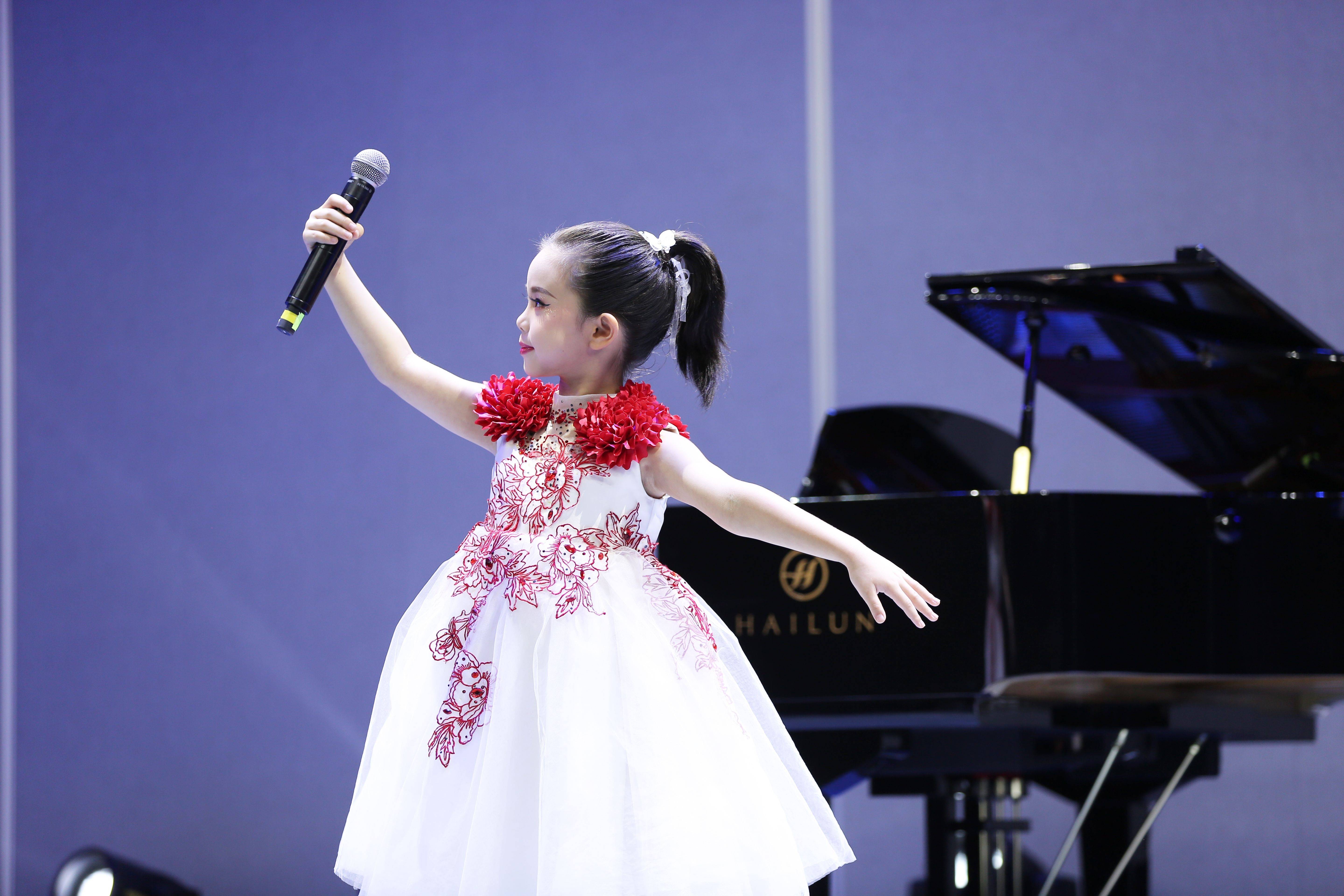 丰富中,小学生的课余生活,普及声乐艺术;挖掘少儿的歌唱潜力,提高声乐