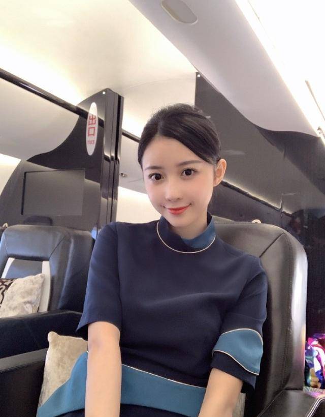 网友疑偶遇潘玮柏宣云夫妇,女方穿宽松外套遮肚,一前一后分开走_郭