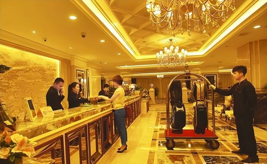 为何半夜去酒店开房,前台总是说满房了?