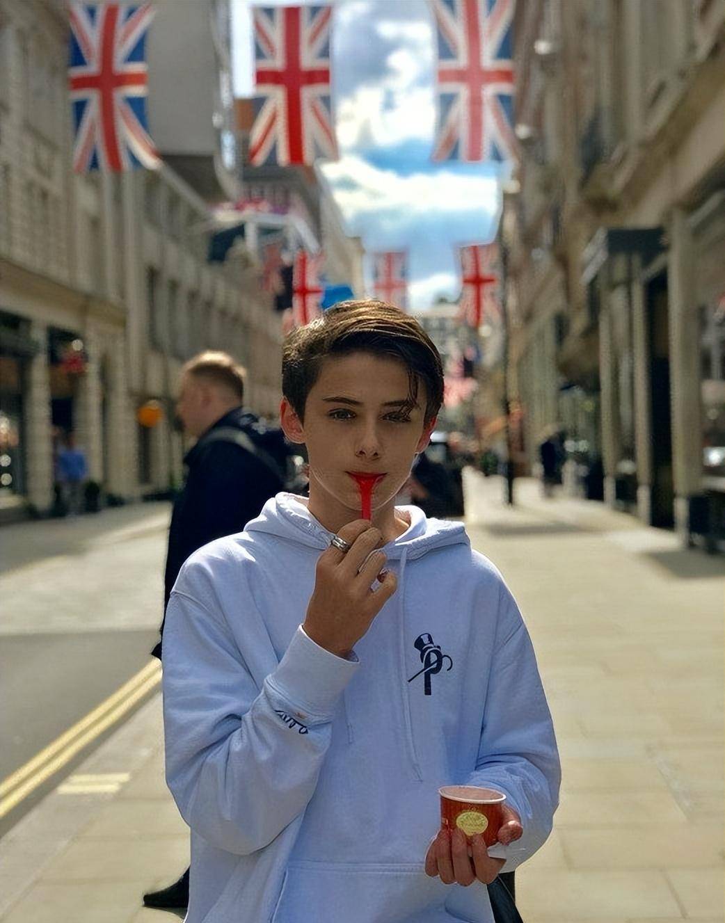 12岁当红"全球最美男孩":蓝眼睛惊艳世界,6年后会发生什么_威廉·米勒