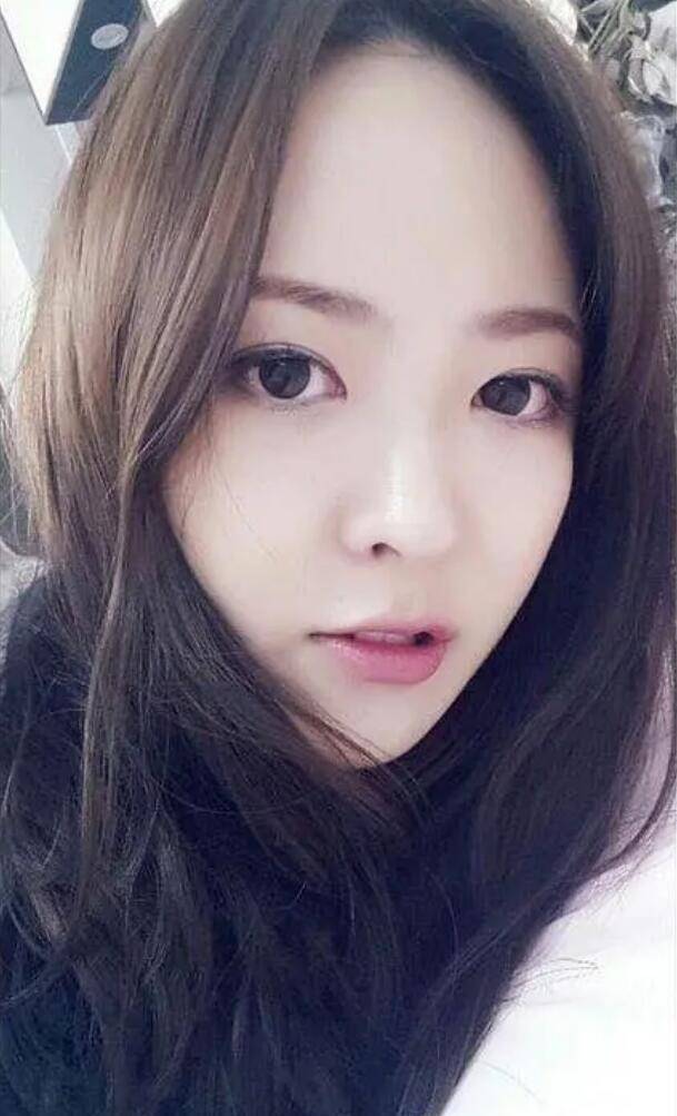 在恋情公开之后,金钟仁女友的信息也被扒了出来,他俩在前几年就被曝出