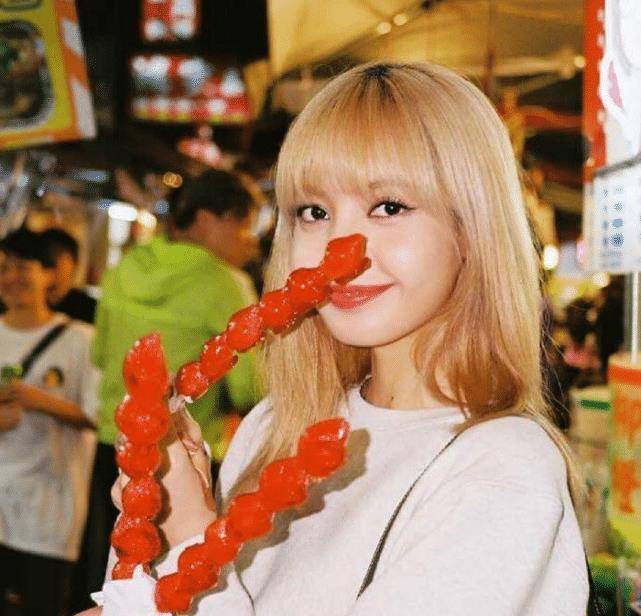 有种"整容"叫lisa撩起铁刘海,真人芭比变女王,摄影师都看懵了_五官