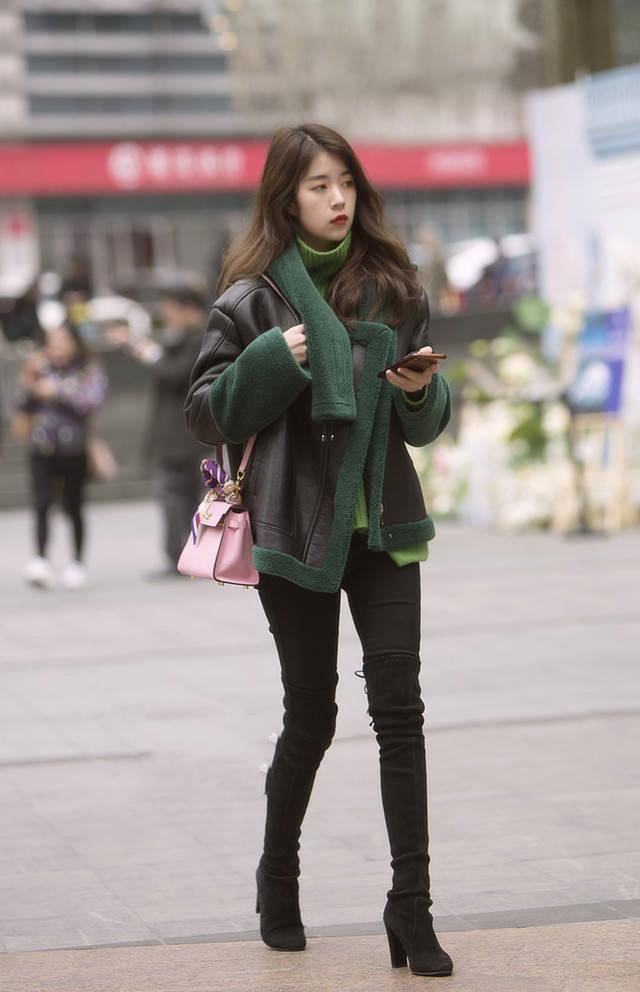 街拍:美女们穿着打扮前卫时髦,脸上的小表情也是楚楚动人,好看_黑色