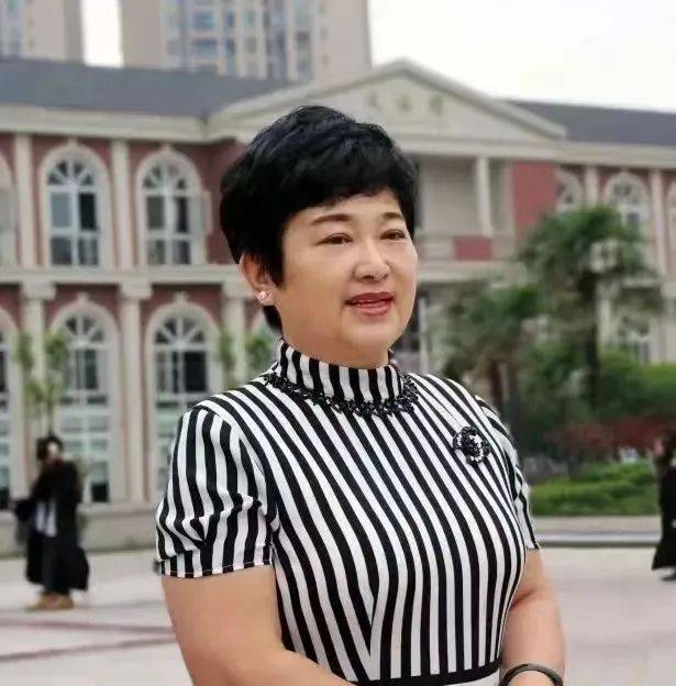 外国语学校 校长许凌可中国国际学校校长俱乐部会员总校长兼执行董