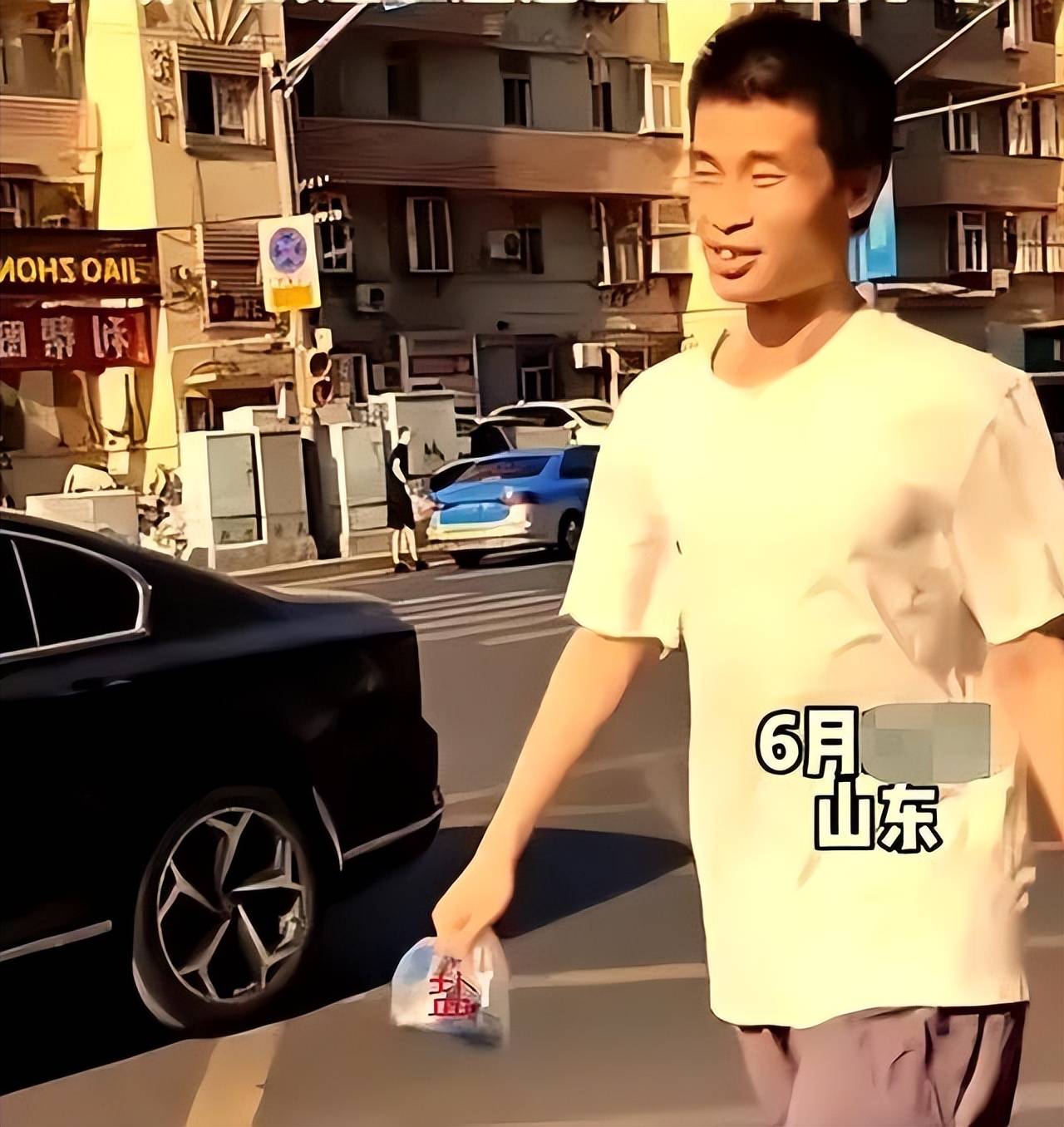 放暑假,韦神回山东老家!网友街头偶遇韦东奕,手里的东西太接地气!-韦神介绍视频